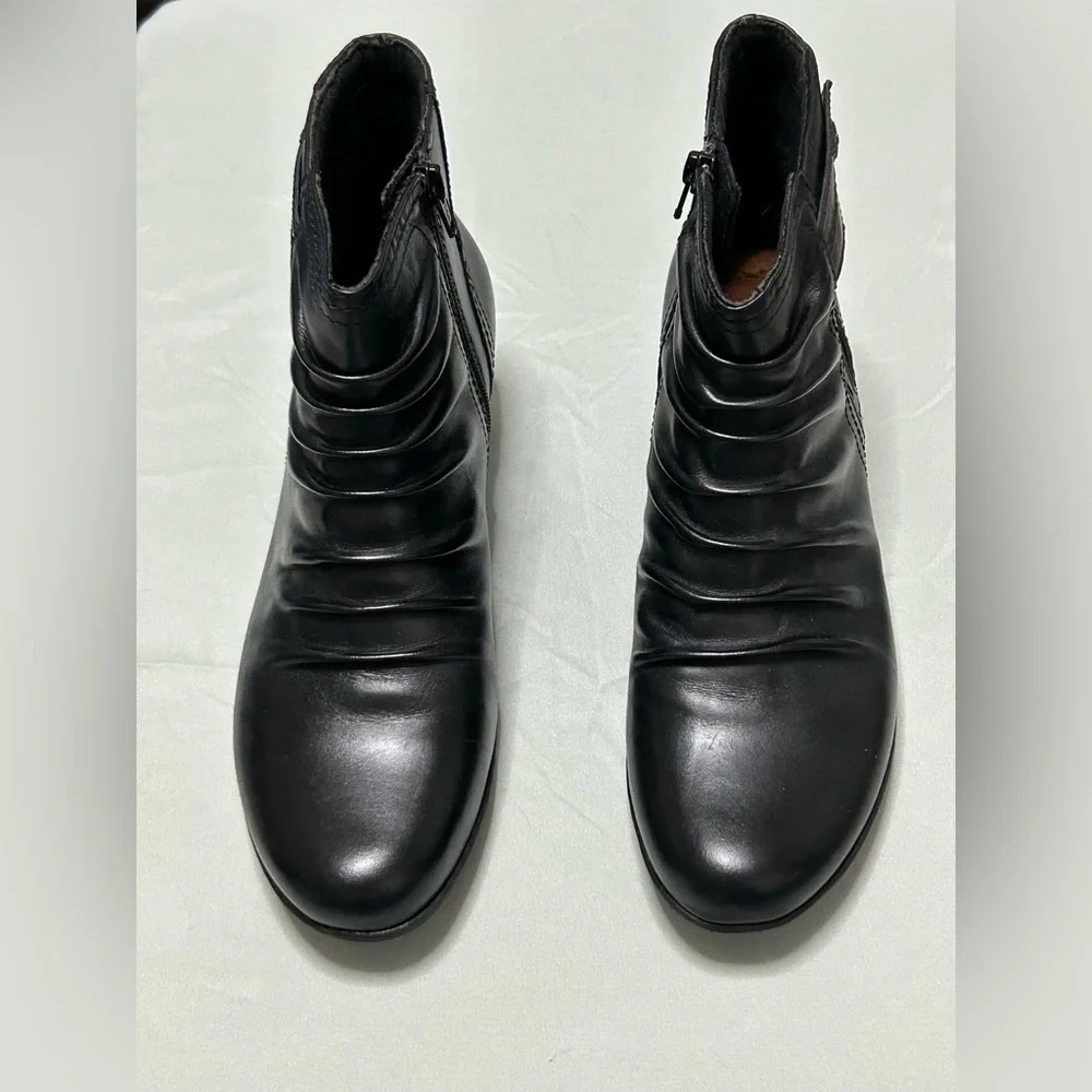 Rockport / Cobb Hill Black Abilene Ankle Booties with Floral Detail - 9.5M - Picture 4 of 8